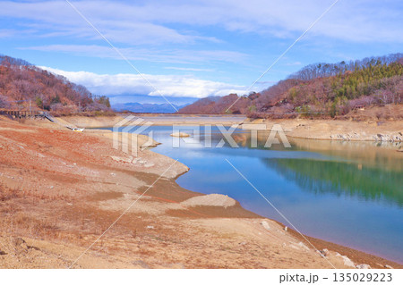 水不足で水位が低下するも、冬の空と落葉した木々を映した水面がきれいな大塩湖 水不足で水位が低下するも、冬の空と落葉した木々を映した水面がきれいな大塩湖 135029223