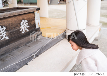 参拝でお辞儀する子供 参拝でお辞儀する子供 135029224