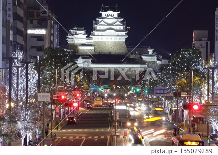 夜の姫路駅前から眺める姫路城方面の大手前通り 135029289