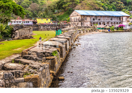 Real Aduana customs house and defense walls of Fort Jeronimo in Portobelo village, Panama 135029329