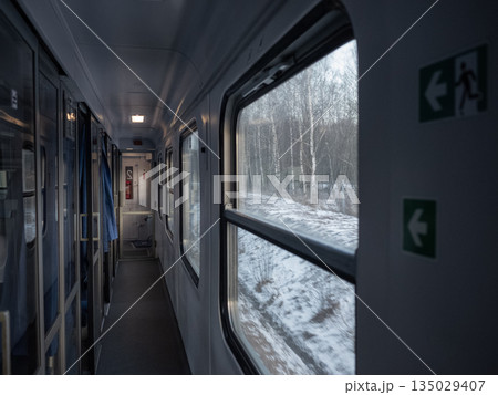 【ポーランド】鉄道内の狭い通路と車窓から望む雪景色 【ポーランド】鉄道内の狭い通路と車窓から望む雪景色 135029407