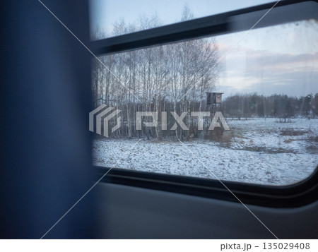【ポーランド】鉄道の車窓から望む雪に覆われた郊外の平野 【ポーランド】鉄道の車窓から望む雪に覆われた郊外の平野 135029408