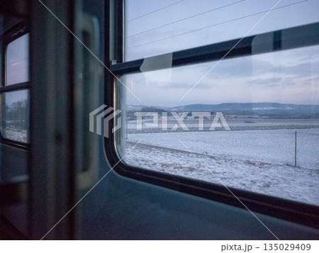 【ポーランド】鉄道の車窓から望む雪に覆われた郊外の平野 135029409