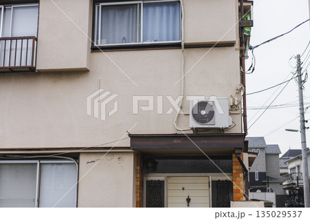 レトロな雰囲気の残る住宅街の家屋外観 135029537