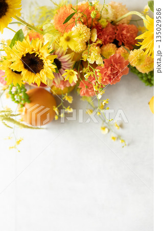 花瓶に挿したひまわりやフルーツ 花瓶に挿したひまわりやフルーツ 135029586