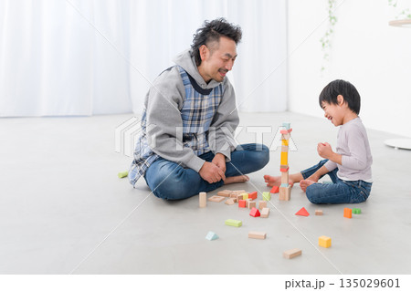 子供と遊ぶ男性保育士 子供と遊ぶ男性保育士 135029601