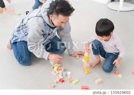 子供と遊ぶ男性保育士 135029602