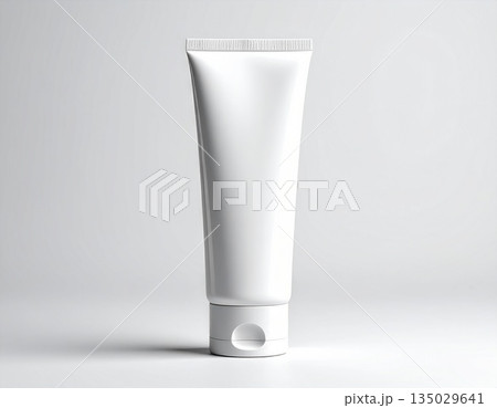 チューブ容器のモックアップサンプル　歯磨き粉　化粧品　洗顔料　ホワイト　白背景 135029641