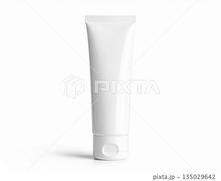 チューブ容器のモックアップサンプル　歯磨き粉　化粧品　洗顔料　ホワイト　白背景 135029642