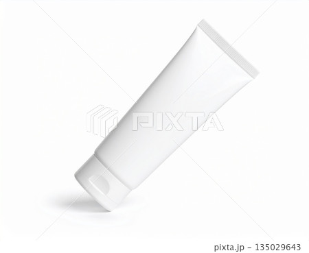 チューブ容器のモックアップサンプル　歯磨き粉　化粧品　洗顔料　ホワイト　白背景 135029643