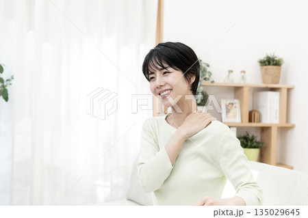 肩凝りが良くなった若い女性 肩凝りが良くなった若い女性 135029645