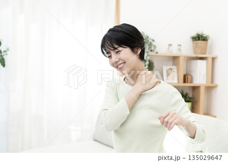 肩凝りが良くなった若い女性 135029647