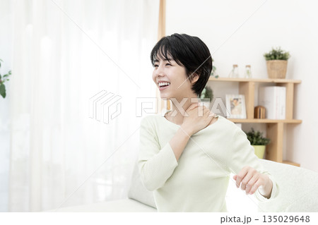 肩凝りが良くなった若い女性 肩凝りが良くなった若い女性 135029648