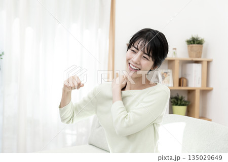 肩凝りが良くなった若い女性 135029649