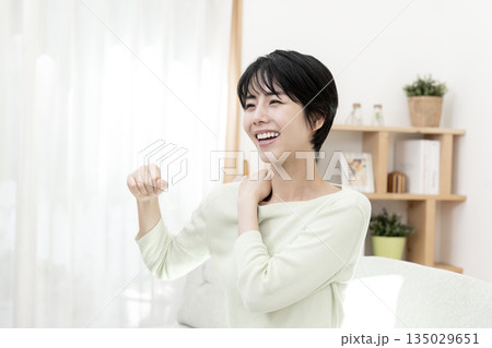 肩凝りが良くなった若い女性 135029651