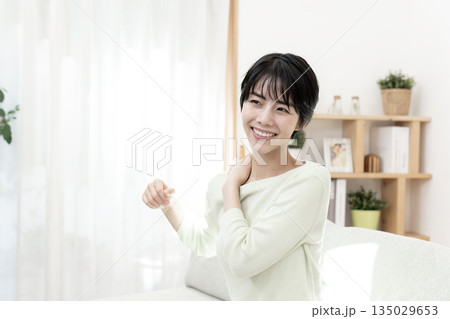 肩凝りが良くなった若い女性 135029653
