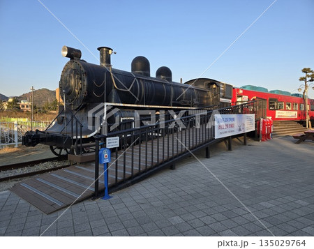 waves breaking on the rocks 135029764