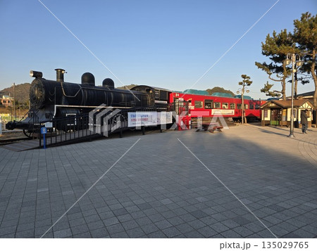 waves breaking on the rocks 135029765