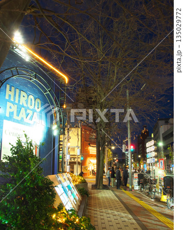 大晦日の広尾(外苑西通り:広尾橋交差点)の夕景 都市景観(2025年12月) 大晦日の広尾(外苑西通り:広尾橋交差点)の夕景 都市景観(2025年12月) 135029772