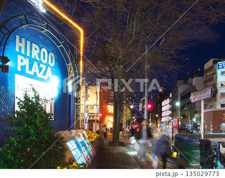 大晦日の広尾（外苑西通り：広尾橋交差点）の夕景　　都市景観（2025年12月） 135029773