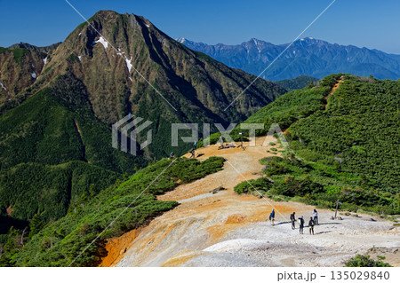 八ヶ岳連峰・硫黄岳の登りから見る赤岩ノ頭の登山者と阿弥陀岳・南アルプス 八ヶ岳連峰・硫黄岳の登りから見る赤岩ノ頭の登山者と阿弥陀岳・南アルプス 135029840