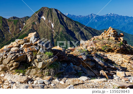 八ヶ岳連峰・硫黄岳への登りから見る阿弥陀岳と南アルプス 八ヶ岳連峰・硫黄岳への登りから見る阿弥陀岳と南アルプス 135029843