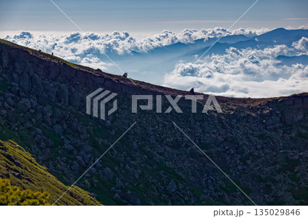八ヶ岳連峰・硫黄岳稜線を行く登山者と雲海 八ヶ岳連峰・硫黄岳稜線を行く登山者と雲海 135029846