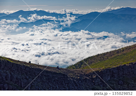 八ヶ岳連峰・硫黄岳稜線を行く登山者と雲上の奥秩父の山並み 八ヶ岳連峰・硫黄岳稜線を行く登山者と雲上の奥秩父の山並み 135029852