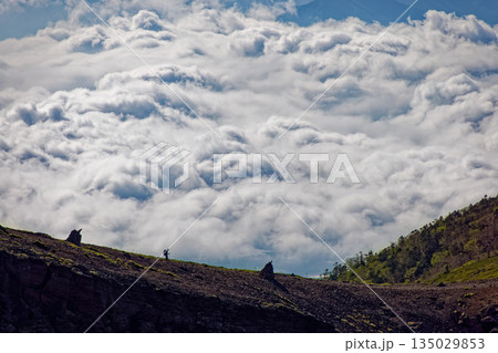 八ヶ岳連峰・硫黄岳稜線を行く登山者と雲海 八ヶ岳連峰・硫黄岳稜線を行く登山者と雲海 135029853