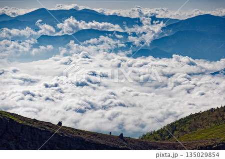 八ヶ岳連峰・硫黄岳稜線を行く登山者と雲上の奥秩父の山並み 八ヶ岳連峰・硫黄岳稜線を行く登山者と雲上の奥秩父の山並み 135029854