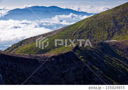八ヶ岳連峰・硫黄岳稜線の山小屋と雲上の奥秩父・金峰山 135029855