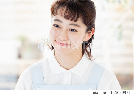 介護士の女性 135029971