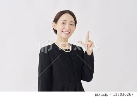 喪服を着た女性　チェックサインジェスチャー　白背景 135030267
