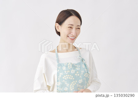 エプロンを着た女性　白背景　ポートレート 135030290