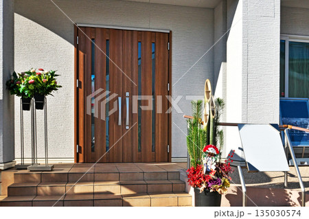 住宅展示場のお正月飾り（冬、一月） 135030574