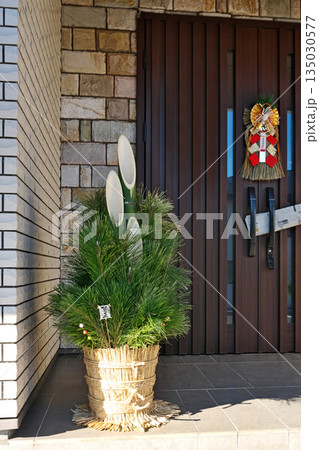 住宅展示場のお正月飾り（冬、一月） 135030577