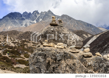 Scenic valley and Himalayan mountains peaks on the trek between Tengboche and Dingboche, Nepal. 135031018