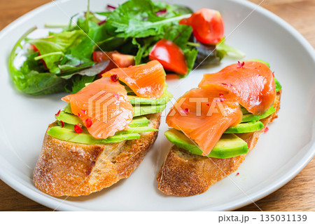 スモークサーモンとアボカドのオープンサンド スモークサーモンとアボカドのオープンサンド 135031139