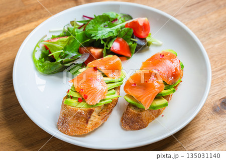 スモークサーモンとアボカドのオープンサンド スモークサーモンとアボカドのオープンサンド 135031140