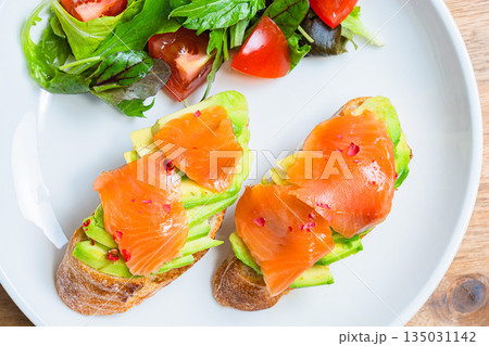 スモークサーモンとアボカドのオープンサンド 135031142