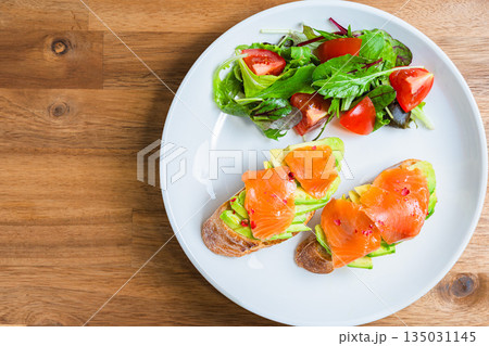 スモークサーモンとアボカドのオープンサンド スモークサーモンとアボカドのオープンサンド 135031145