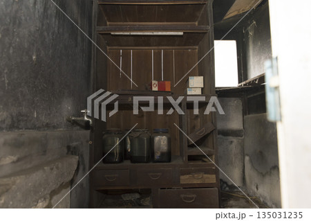 古民家に置かれた古い棚 135031235