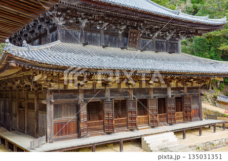 秋の兵庫県姫路市の書写山円教寺の大講堂 秋の兵庫県姫路市の書写山円教寺の大講堂 135031351
