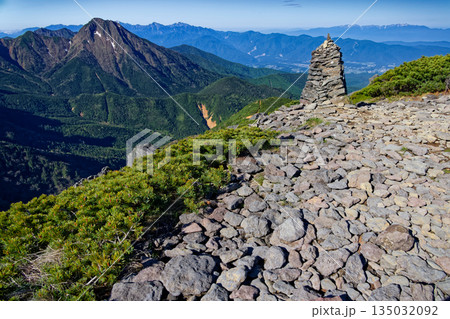 八ヶ岳連峰・硫黄岳から見る阿弥陀岳と南アルプス・中央アルプス 八ヶ岳連峰・硫黄岳から見る阿弥陀岳と南アルプス・中央アルプス 135032092