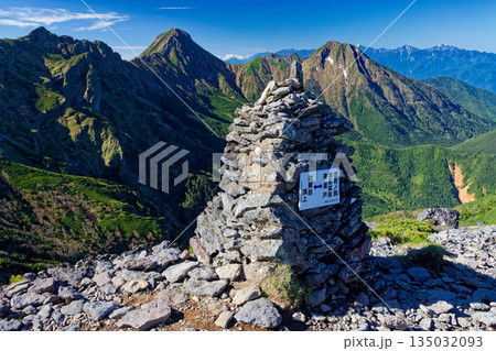 八ヶ岳連峰・硫黄岳から見る横岳・赤岳・阿弥陀岳と南アルプス 135032093