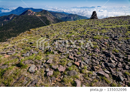 八ヶ岳連峰・硫黄岳から見る天狗岳・蓼科山と浅間山方面 八ヶ岳連峰・硫黄岳から見る天狗岳・蓼科山と浅間山方面 135032096