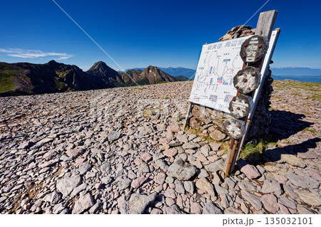 八ヶ岳連峰・硫黄岳山頂から見る横岳・赤岳・阿弥陀岳 135032101