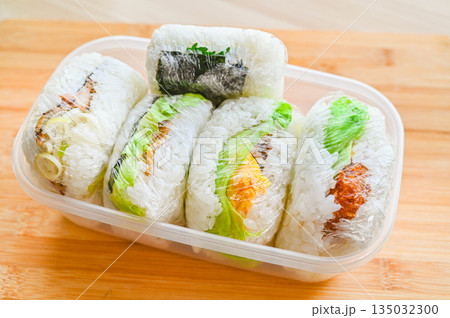 具沢山な四角いおにぎり 135032300