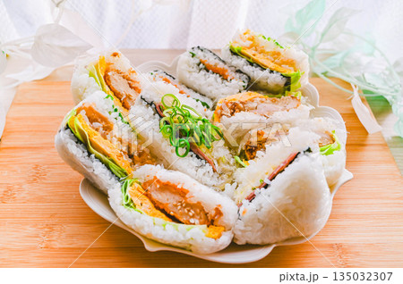 具沢山の四角いおにぎりの断面 135032307