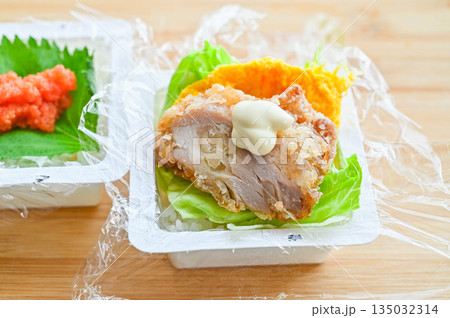 豆腐パックを再利用した四角いおにぎり作り 豆腐パックを再利用した四角いおにぎり作り 135032314